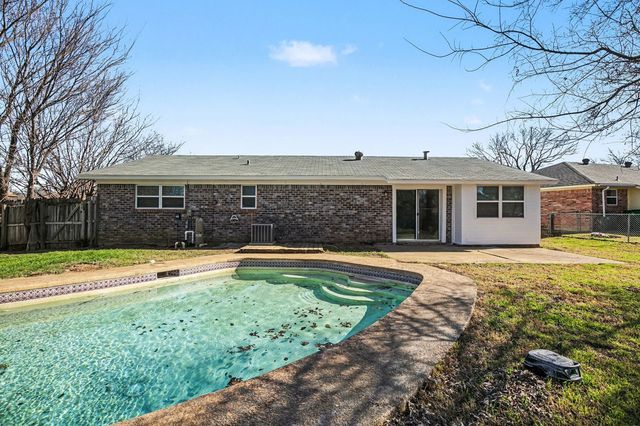 125 Roundtree Drive, Crowley, TX 76036