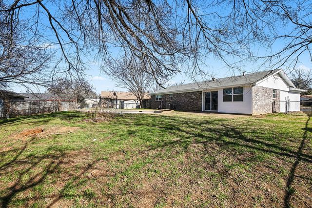 125 Roundtree Drive, Crowley, TX 76036