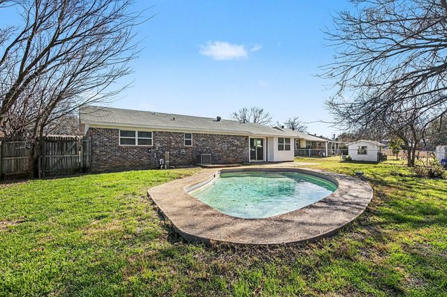 125 Roundtree Drive, Crowley, TX 76036