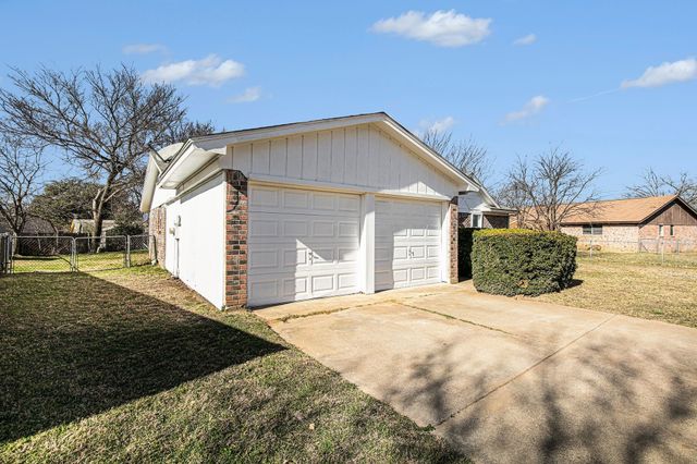 125 Roundtree Drive, Crowley, TX 76036