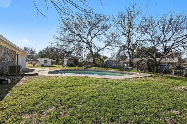125 Roundtree Drive, Crowley, TX 76036