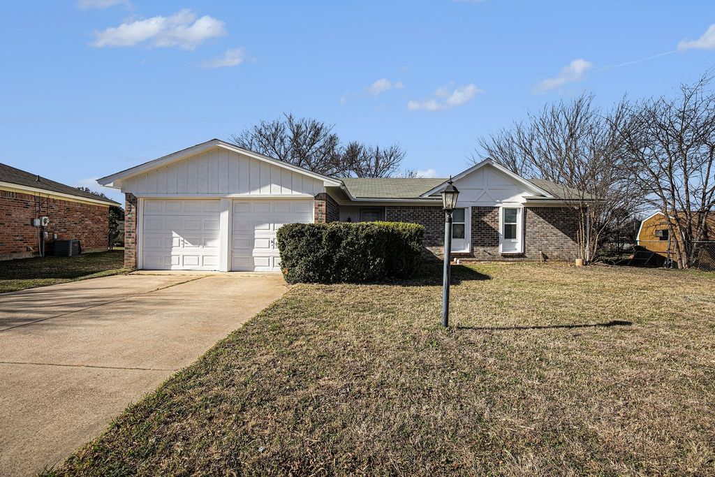 125 Roundtree Drive, Crowley, TX 76036