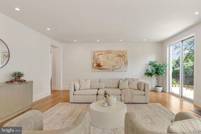 999 N TUCKAHOE ST, Falls Church, VA 22046