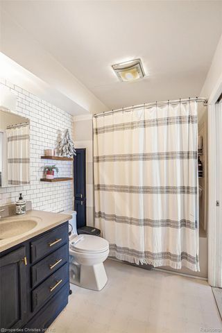 3990 Cresthaven Drive, Waterford Charter Township, MI 48328