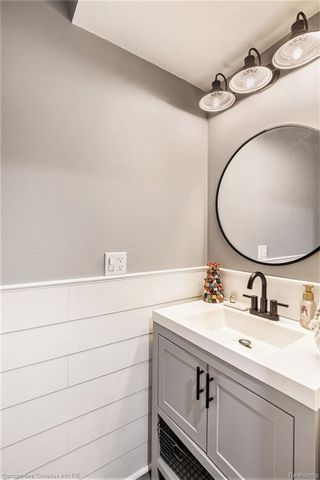 3990 Cresthaven Drive, Waterford Charter Township, MI 48328