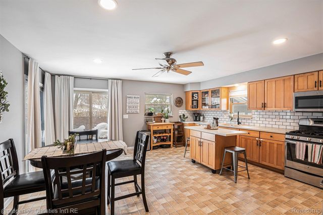 3990 Cresthaven Drive, Waterford Charter Township, MI 48328