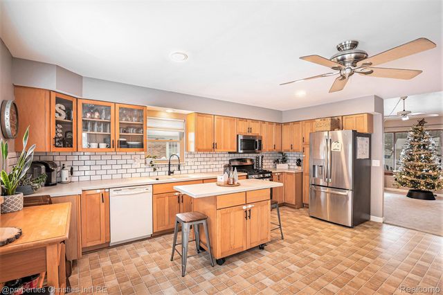 3990 Cresthaven Drive, Waterford Charter Township, MI 48328