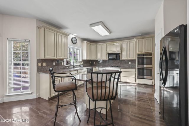 2 Gray Court, Manalapan, NJ 07726