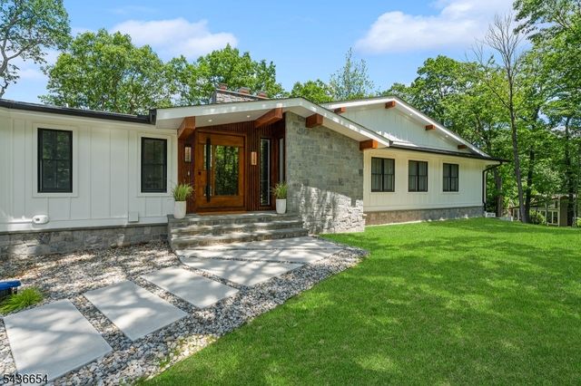 9 Hilltop Rd, Kinnelon Boro, NJ 07405