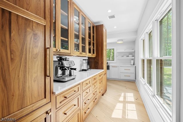 9 Hilltop Rd, Kinnelon Boro, NJ 07405