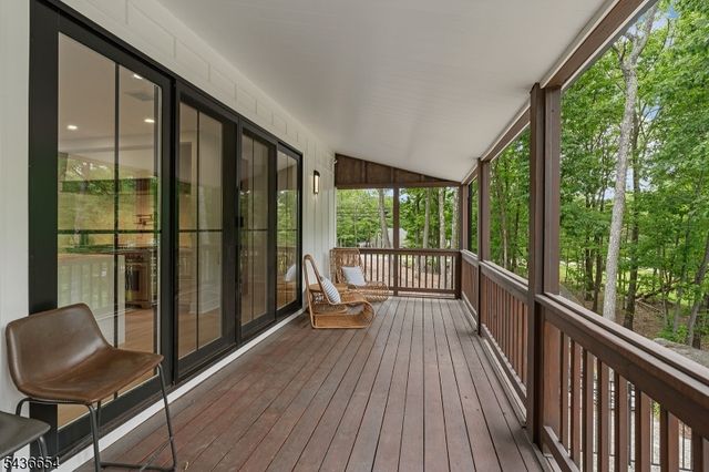 9 Hilltop Rd, Kinnelon Boro, NJ 07405