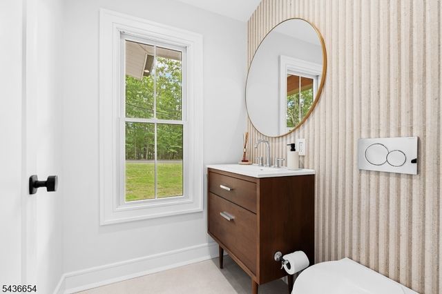 9 Hilltop Rd, Kinnelon Boro, NJ 07405