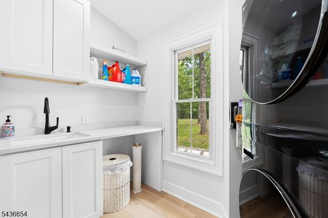 9 Hilltop Rd, Kinnelon Boro, NJ 07405