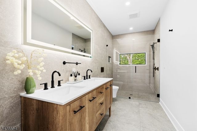 9 Hilltop Rd, Kinnelon Boro, NJ 07405
