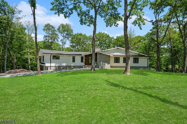 9 Hilltop Rd, Kinnelon Boro, NJ 07405