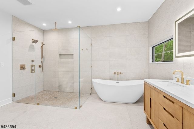9 Hilltop Rd, Kinnelon Boro, NJ 07405