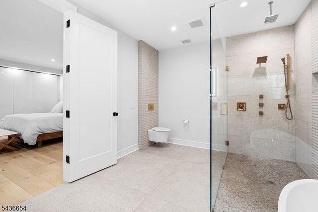 9 Hilltop Rd, Kinnelon Boro, NJ 07405