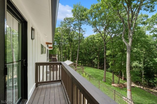 9 Hilltop Rd, Kinnelon Boro, NJ 07405