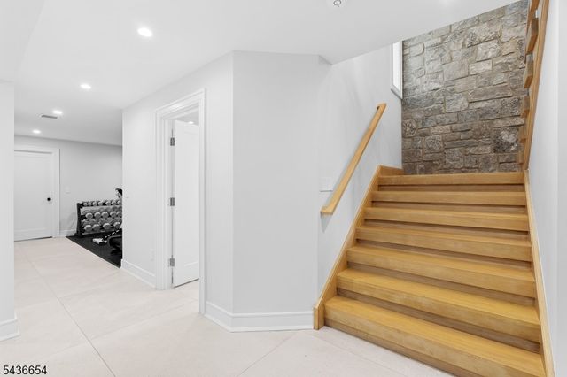 9 Hilltop Rd, Kinnelon Boro, NJ 07405