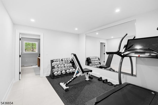 9 Hilltop Rd, Kinnelon Boro, NJ 07405