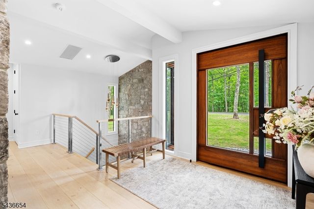 9 Hilltop Rd, Kinnelon Boro, NJ 07405