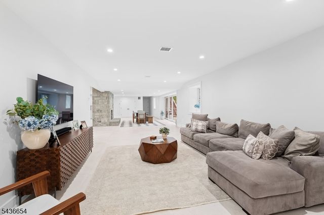 9 Hilltop Rd, Kinnelon Boro, NJ 07405