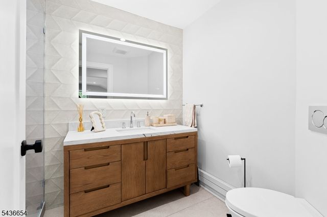 9 Hilltop Rd, Kinnelon Boro, NJ 07405