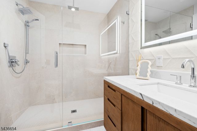 9 Hilltop Rd, Kinnelon Boro, NJ 07405