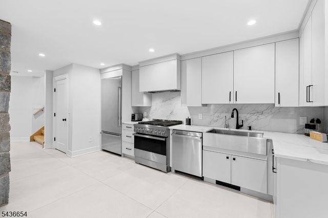 9 Hilltop Rd, Kinnelon Boro, NJ 07405