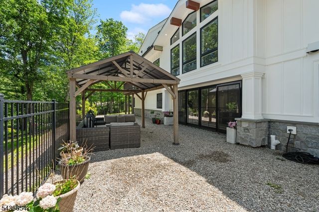 9 Hilltop Rd, Kinnelon Boro, NJ 07405