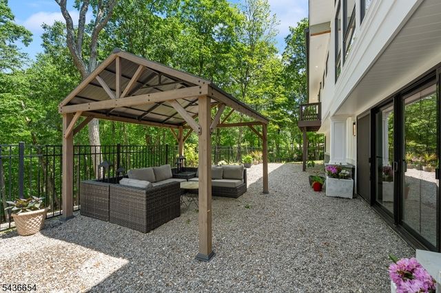 9 Hilltop Rd, Kinnelon Boro, NJ 07405