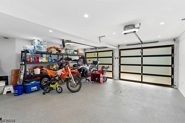 9 Hilltop Rd, Kinnelon Boro, NJ 07405
