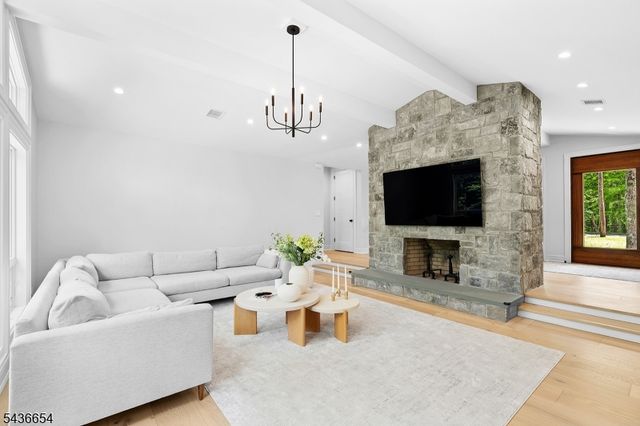 9 Hilltop Rd, Kinnelon Boro, NJ 07405