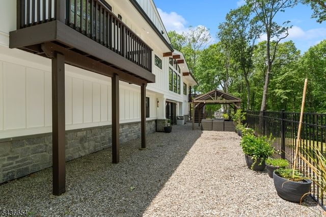 9 Hilltop Rd, Kinnelon Boro, NJ 07405