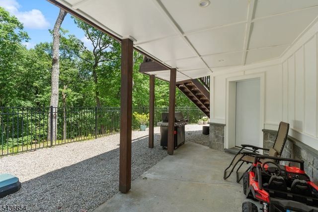 9 Hilltop Rd, Kinnelon Boro, NJ 07405