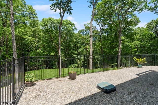 9 Hilltop Rd, Kinnelon Boro, NJ 07405