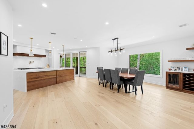 9 Hilltop Rd, Kinnelon Boro, NJ 07405