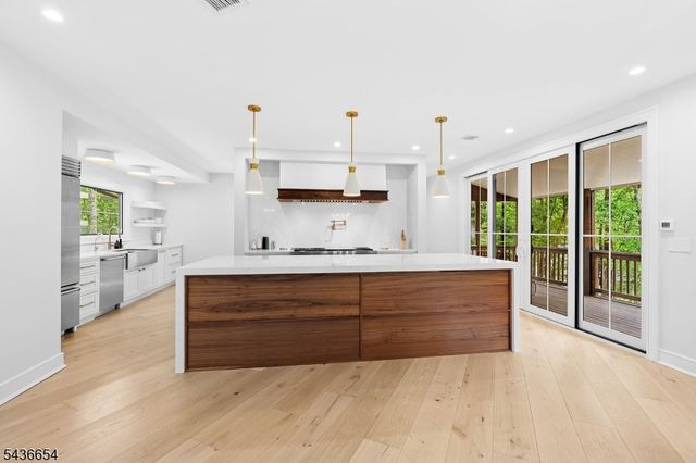 9 Hilltop Rd, Kinnelon Boro, NJ 07405
