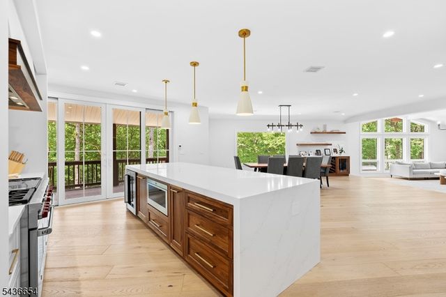 9 Hilltop Rd, Kinnelon Boro, NJ 07405