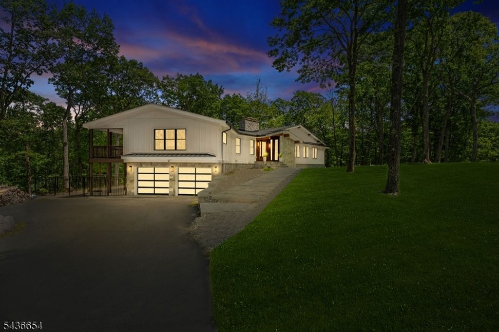 9 Hilltop Rd, Kinnelon Boro, NJ 07405