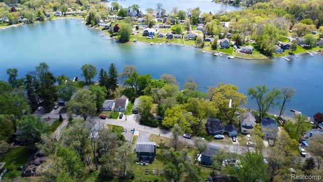 9470 Mandon Road, White Lake, MI 48386
