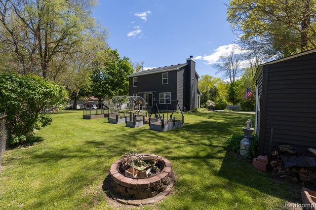 9470 Mandon Road, White Lake, MI 48386