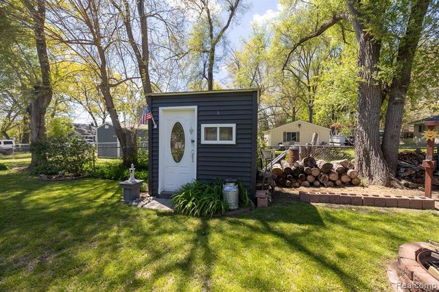 9470 Mandon Road, White Lake, MI 48386