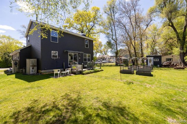 9470 Mandon Road, White Lake, MI 48386