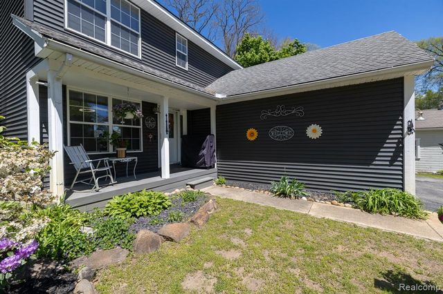 9470 Mandon Road, White Lake, MI 48386