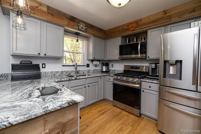 9470 Mandon Road, White Lake, MI 48386