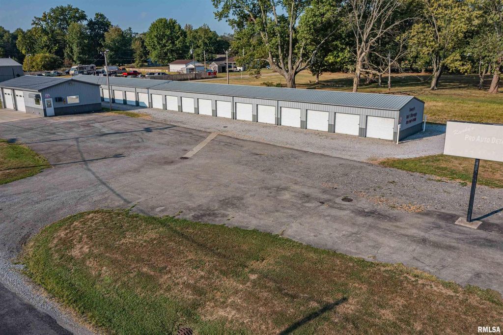 Image 2 of property listing at 2801 & 2803 Veterans Memorial Drive, Mt Vernon, IL 62864