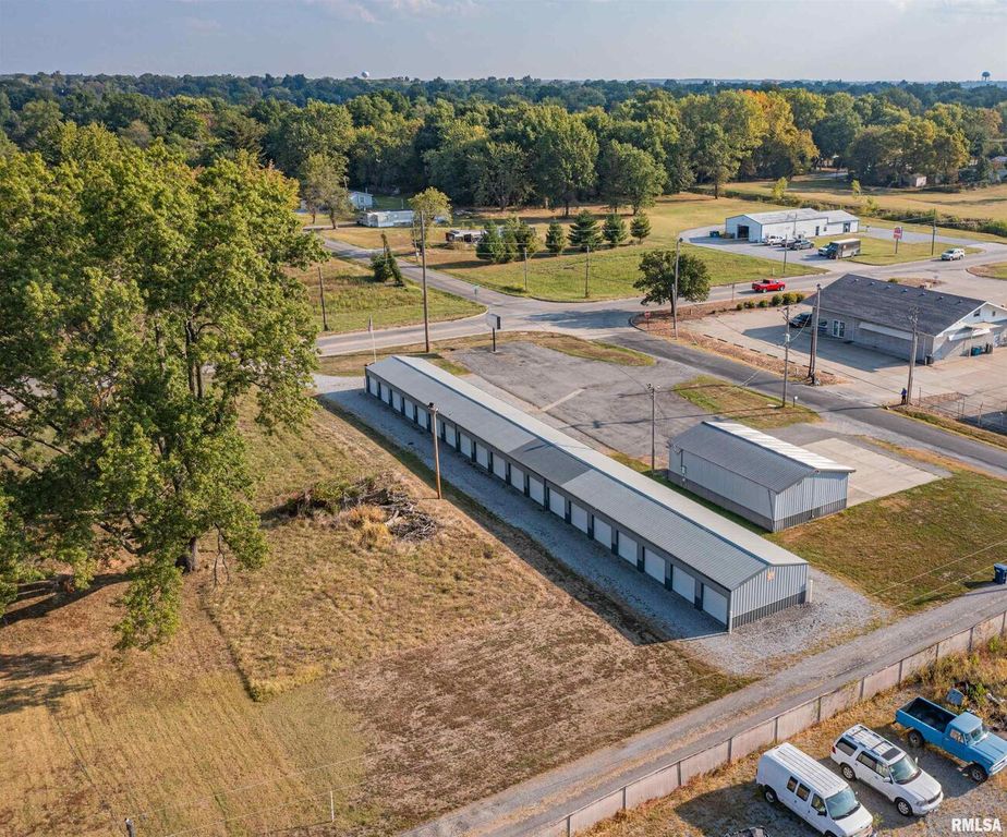 Image 13 of property listing at 2801 & 2803 Veterans Memorial Drive, Mt Vernon, IL 62864