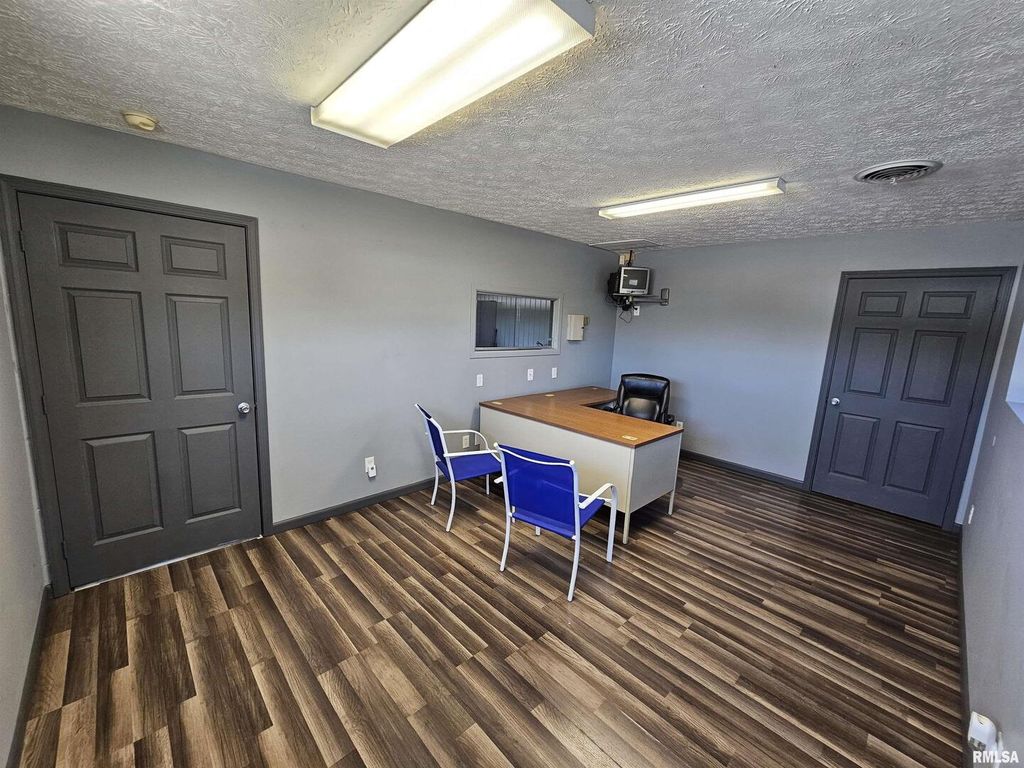 Image 16 of property listing at 2801 & 2803 Veterans Memorial Drive, Mt Vernon, IL 62864