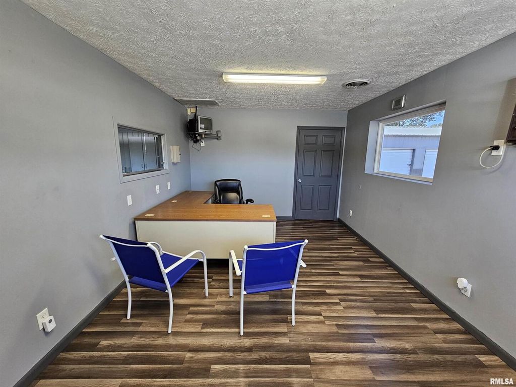 Image 17 of property listing at 2801 & 2803 Veterans Memorial Drive, Mt Vernon, IL 62864